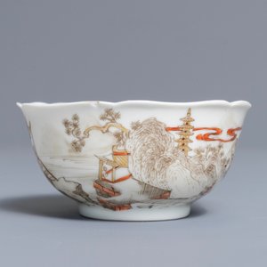 Une tasse et deux soucoupes en porcelaine de Chine grisaille, doré et rouge de fer, Yongzheng — photo 4