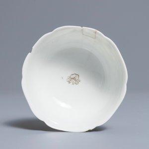Une tasse et deux soucoupes en porcelaine de Chine grisaille, doré et rouge de fer, Yongzheng — photo 8