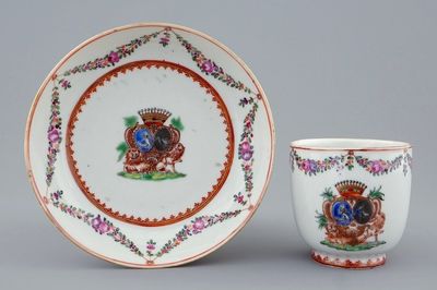Une tasse et soucoupe à décor armoirié en porcelaine de Chine famille rose, Qianlong, 18ème