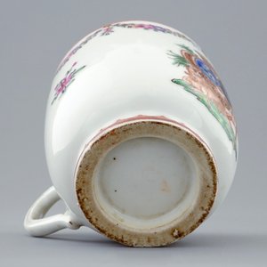 Une tasse et soucoupe à décor armoirié en porcelaine de Chine famille rose, Qianlong, 18ème — photo 5