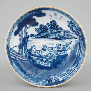Une tasse et soucoupe à décor de chiens en porcelaine de Chine bleu et blanc, Qianlong, 18ème — photo 2