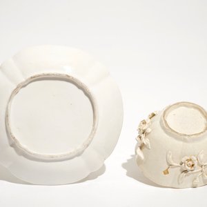 Une tasse et soucoupe à décor en relief en porcelaine de Doccia, Italie, 18ème — photo 2