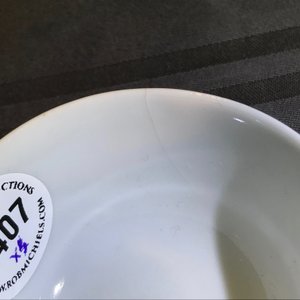 Une tasse et soucoupe à décor 'mandarin' et deux tasses en porcelaine de Chine famille rose, Yongzheng/Qianlong — photo 12