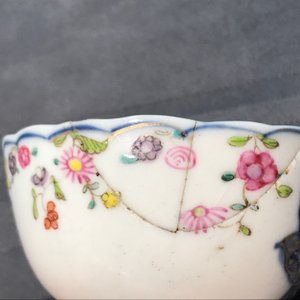 Une tasse et soucoupe à décor 'mandarin' et deux tasses en porcelaine de Chine famille rose, Yongzheng/Qianlong — photo 14