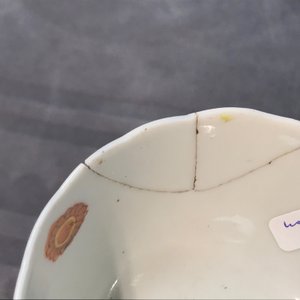 Une tasse et soucoupe à décor 'mandarin' et deux tasses en porcelaine de Chine famille rose, Yongzheng/Qianlong — photo 15