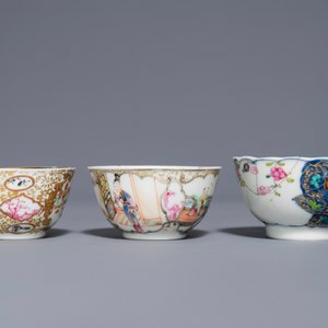 Une tasse et soucoupe à décor 'mandarin' et deux tasses en porcelaine de Chine famille rose, Yongzheng/Qianlong — photo 7