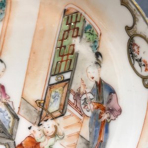 Une tasse et soucoupe à décor 'mandarin' et deux tasses en porcelaine de Chine famille rose, Yongzheng/Qianlong — photo 8