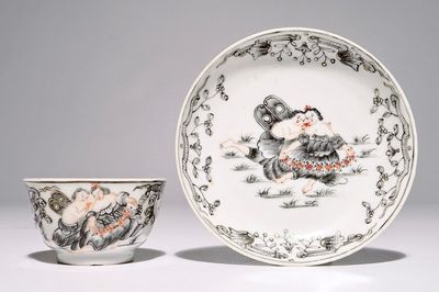 Une tasse et soucoupe à décor romantique en porcelaine de Chine grisaille, doré et rouge de fer, Qianlong