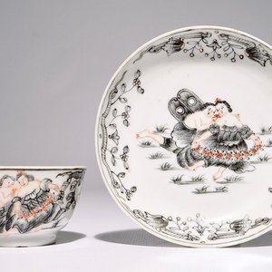 Une tasse et soucoupe à décor romantique en porcelaine de Chine grisaille, doré et rouge de fer, Qianlong — photo 1