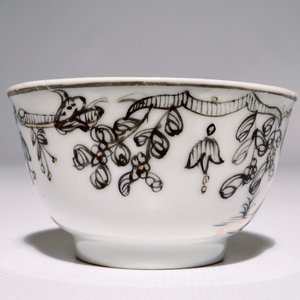 Une tasse et soucoupe à décor romantique en porcelaine de Chine grisaille, doré et rouge de fer, Qianlong — photo 5