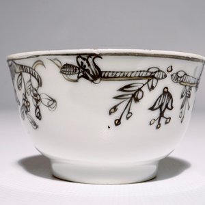 Une tasse et soucoupe à décor romantique en porcelaine de Chine grisaille, doré et rouge de fer, Qianlong — photo 6