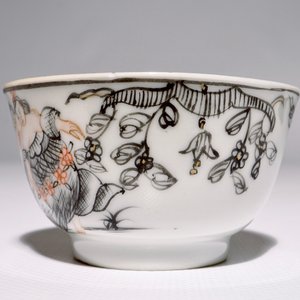Une tasse et soucoupe à décor romantique en porcelaine de Chine grisaille, doré et rouge de fer, Qianlong — photo 7