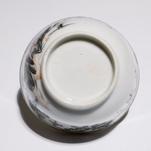 Une tasse et soucoupe à décor romantique en porcelaine de Chine grisaille, doré et rouge de fer, Qianlong — photo 9