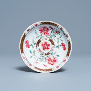 Une tasse et soucoupe à double paroi ajourée en porcelaine de Chine famille rose, Yongzheng — photo 2