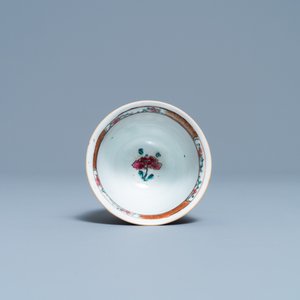 Une tasse et soucoupe à double paroi ajourée en porcelaine de Chine famille rose, Yongzheng — photo 8