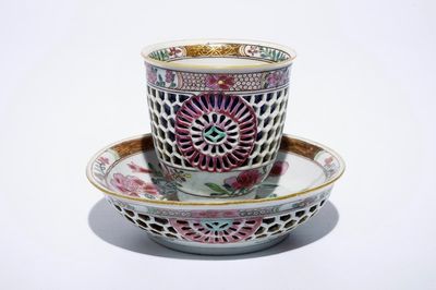 Une tasse et soucoupe ajourée à double parois en porcelaine de Chine famille rose, Yongzheng/Qianlong