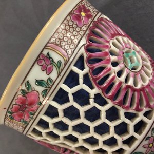 Une tasse et soucoupe ajourée à double parois en porcelaine de Chine famille rose, Yongzheng/Qianlong — photo 13