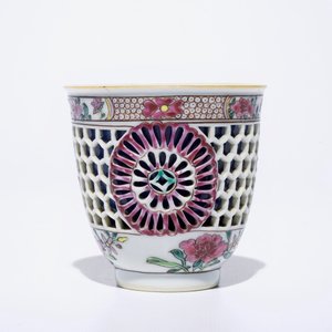Une tasse et soucoupe ajourée à double parois en porcelaine de Chine famille rose, Yongzheng/Qianlong — photo 5