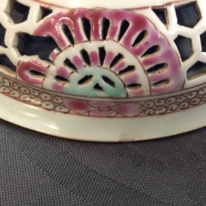 Une tasse et soucoupe ajourée à double parois en porcelaine de Chine famille rose, Yongzheng/Qianlong — photo 9