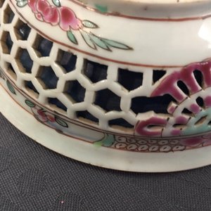 Une tasse et soucoupe ajourée à double parois en porcelaine de Chine famille rose, Yongzheng/Qianlong — photo 10