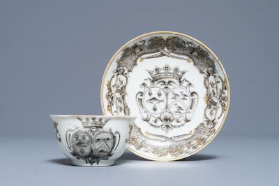 Une tasse et soucoupe armorié en porcelaine de Chine grisaille et doré, Qianlong