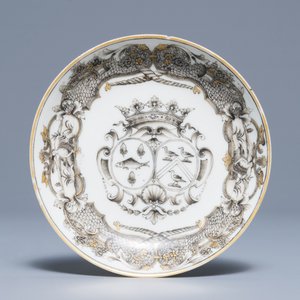 Une tasse et soucoupe armorié en porcelaine de Chine grisaille et doré, Qianlong — photo 2