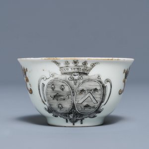 Une tasse et soucoupe armorié en porcelaine de Chine grisaille et doré, Qianlong — photo 4