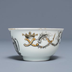 Une tasse et soucoupe armorié en porcelaine de Chine grisaille et doré, Qianlong — photo 5