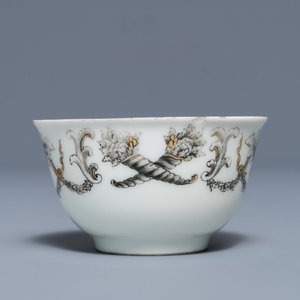 Une tasse et soucoupe armorié en porcelaine de Chine grisaille et doré, Qianlong — photo 6