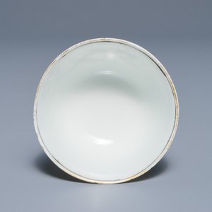 Une tasse et soucoupe armorié en porcelaine de Chine grisaille et doré, Qianlong — photo 8