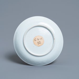 Une tasse et soucoupe armoriée en porcelaine de Chine famille rose, Yongzheng — photo 3