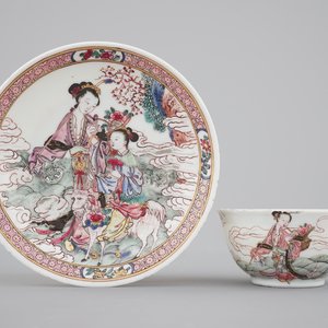 Une tasse et soucoupe au décor famille rose raffiné, époque Yongzheng, 1722-1735 — photo 1