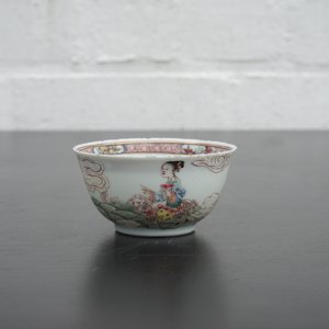 Une tasse et soucoupe au décor famille rose raffiné, époque Yongzheng, 1722-1735 — photo 13