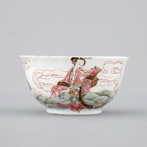 Une tasse et soucoupe au décor famille rose raffiné, époque Yongzheng, 1722-1735 — photo 4