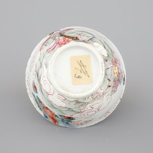 Une tasse et soucoupe au décor famille rose raffiné, époque Yongzheng, 1722-1735 — photo 9