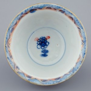 Une tasse et soucoupe au perroquet en porcelaine de Chine de style Imari, Qianlong, 18ème — photo 4