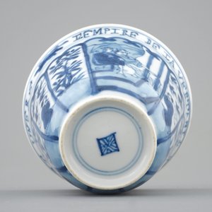 Une tasse et soucoupe au texte français en porcelaine de Chine bleu et blanc, Kangxi — photo 9