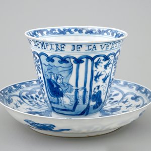 Une tasse et soucoupe au texte français en porcelaine de Chine bleu et blanc, Kangxi — photo 10