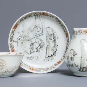 Une tasse et soucoupe avec crémier en porcelaine de Chine grisaille et doré, Yongzheng — photo 1