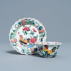 Une tasse et soucoupe de forme lobée en porcelaine de Chine famille rose à décor de coqs, Yongzheng — photo 1