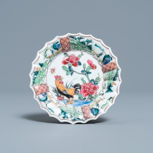 Une tasse et soucoupe de forme lobée en porcelaine de Chine famille rose à décor de coqs, Yongzheng — photo 2