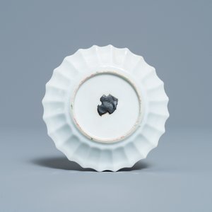 Une tasse et soucoupe de forme lobée en porcelaine de Chine famille rose à décor de coqs, Yongzheng — photo 3