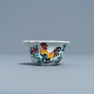 Une tasse et soucoupe de forme lobée en porcelaine de Chine famille rose à décor de coqs, Yongzheng — photo 4