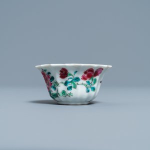 Une tasse et soucoupe de forme lobée en porcelaine de Chine famille rose à décor de coqs, Yongzheng — photo 6