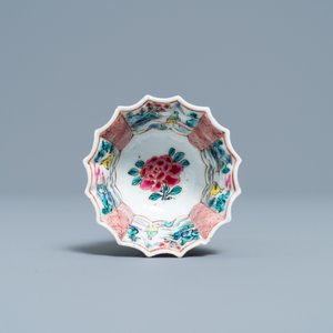Une tasse et soucoupe de forme lobée en porcelaine de Chine famille rose à décor de coqs, Yongzheng — photo 8