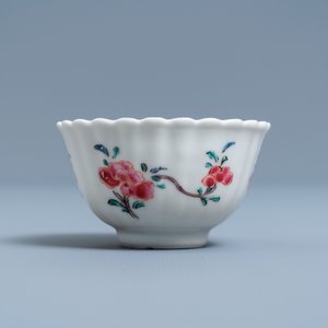 Une tasse et soucoupe de forme lobée en porcelaine de Chine famille rose, Yongzheng — photo 4