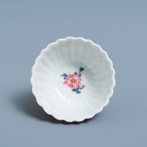 Une tasse et soucoupe de forme lobée en porcelaine de Chine famille rose, Yongzheng — photo 8