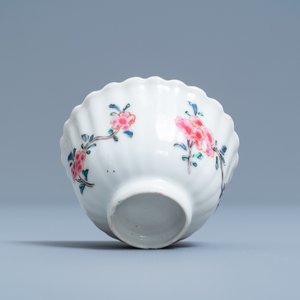 Une tasse et soucoupe de forme lobée en porcelaine de Chine famille rose, Yongzheng — photo 9