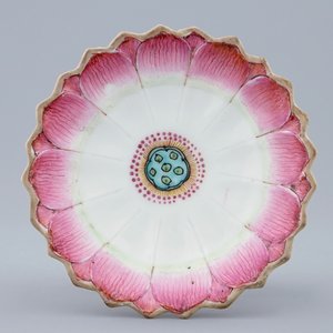 Une tasse et soucoupe en forme de lotus en porcelaine de Chine famille rose, Yongzheng, 1723-1735 — photo 2