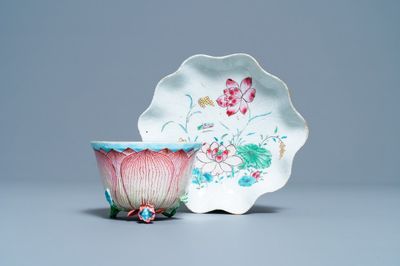 Une tasse et soucoupe en forme de lotus en porcelaine de Chine famille rose, Yongzheng